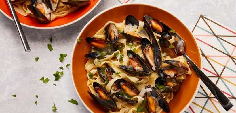 MUSSELS WITH CREAMY WHITE WINE SAUCE